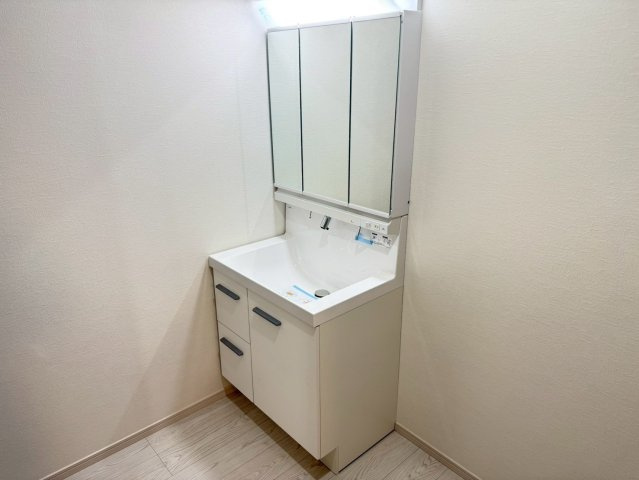 川口市柳崎2期　新築一戸建て　2号棟の独立洗面台|朝の身支度には欠かせない独立洗面化粧台