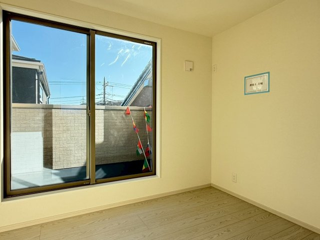 川口市柳崎2期　新築一戸建て　2号棟の寝室|広くて明るい寝室