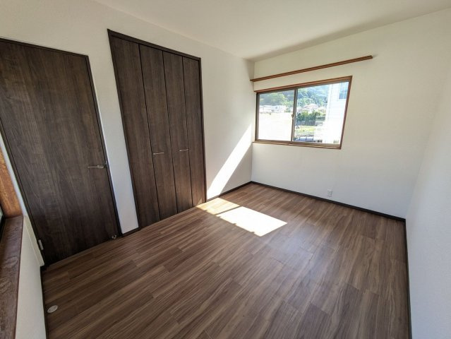 【洋室】 | 福津市星ヶ丘　戸建て | 2階の洋室。2面採光で日当たりが良く風通しも良好です