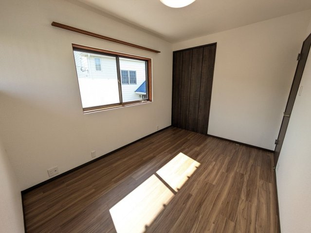 【洋室】 | 福津市星ヶ丘　戸建て | 洋室はどちらも2面窓から室内に多く光を取り入れております