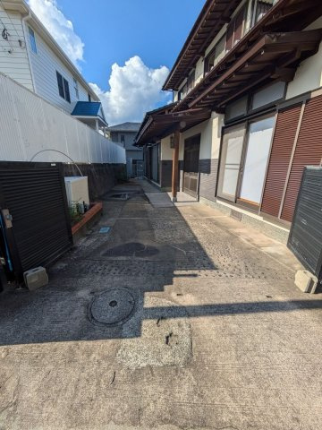 【庭】 | 福津市星ヶ丘　戸建て | 玄関前に電動シャッターがあり、バイクや自転車も安心して停められます