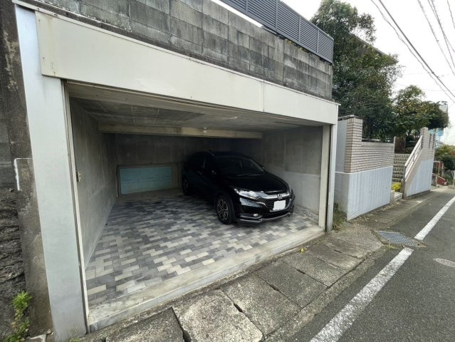 【駐車場】 | 福津市星ヶ丘　戸建て | 堀車庫でシャッター付きの駐車場は2台分のスペースがあります