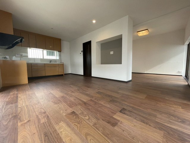 【居間・リビング】 | 福津市星ヶ丘　戸建て | 壁付タイプのキッチンなのでLDKのスペースを広く使えます。3面採光で明るいです