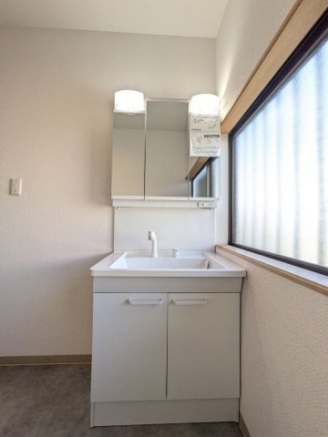 【独立洗面台】 | 福津市星ヶ丘　戸建て | 三面鏡裏収納付きの洗面台で、散らかりがちな洗面回りもすっきりと片付きます