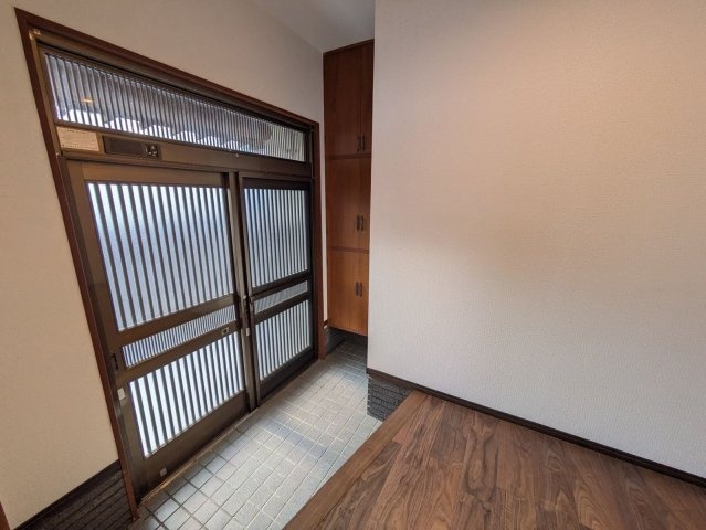 【玄関】 | 福津市星ヶ丘　戸建て | 広い玄関スペースはご家族が多いご家庭にもおすすめです