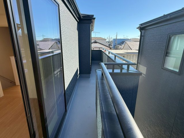 川口市芝西2期　新築一戸建て　2号棟のバルコニー|バルコニーからの眺めを楽しみながら食事をしませんか