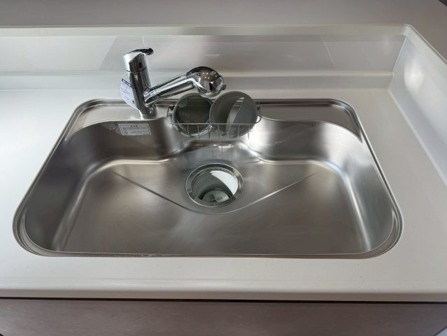 川口市芝西2期　新築一戸建て　2号棟のキッチン|コンパクトなキッチンで掃除もラクラク