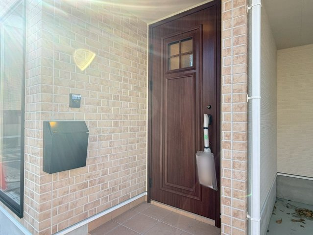 川口市芝西2丁目　新築一戸建て　C号棟の玄関|明るい玄関です