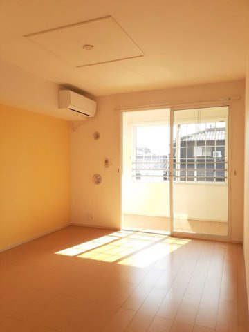 ドムスサンセールⅣＢの居間・リビング|ゆったりとしたリビングです