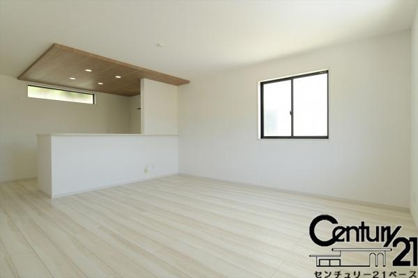 橿原市東坊城町の新築一戸建の内観：施工例|■居室のサッシにはLOW-Eペアガラスを採用！高い断熱性による省エネと結露対策に有効です！■