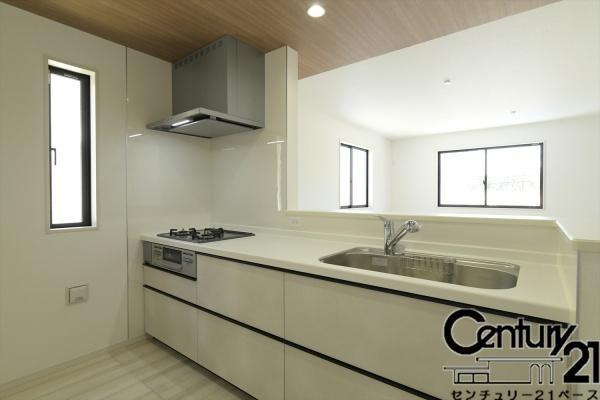 橿原市東坊城町の新築一戸建の内観：施工例|■家族とのコミュニケーションがとりやすい人気のカウンターキッチン！■