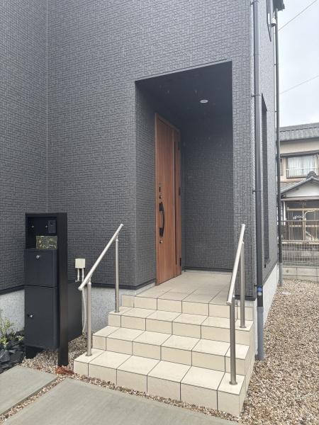 豊川伊奈町南山新田第1期　全1棟・1号棟の玄関|訪れる人を心地よく迎え入れます。