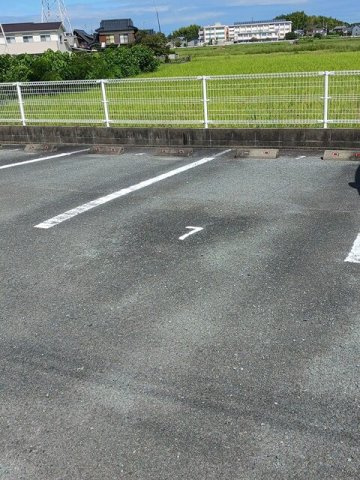 エバーグリーンＳＡＫＡＧＵＴＩの駐車場