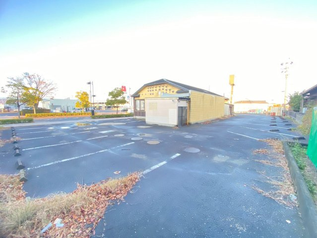 高浜市沢渡町貸店舗の駐車場