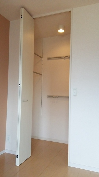 ロイヤルクレッセント西登戸参番館の収納