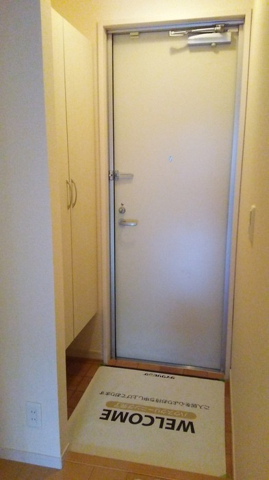 ロイヤルクレッセント西登戸参番館の玄関