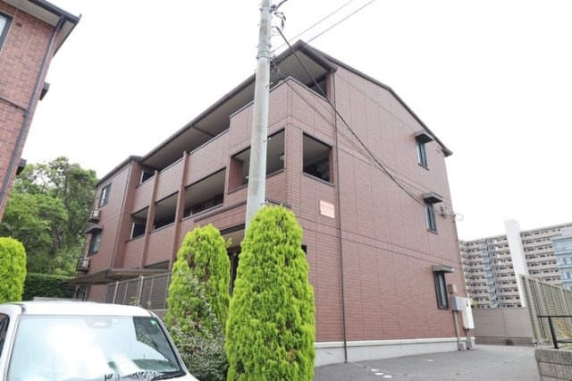 ロイヤルクレッセント西登戸参番館の外観