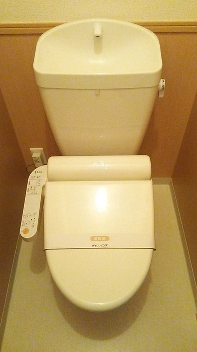 ロイヤルクレッセント西登戸参番館のトイレ