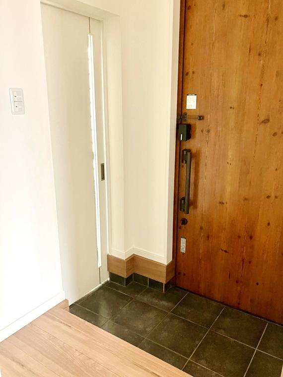 鵠沼桜が岡戸建の玄関