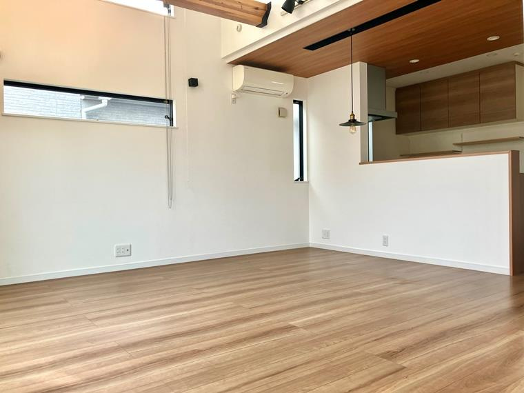 鵠沼桜が岡戸建の居間・リビング