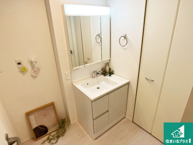 神戸市西区福吉台　新築一戸建ての独立洗面台|清潔感のある洗面台です。フラットな鏡は掃除がしやすく毎日清潔！鏡裏には収納があるのでスッキリとした洗面台が保てます。