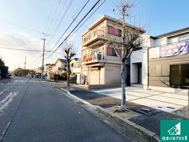 神戸市西区福吉台　新築一戸建ての前面道路含む現地写真|周辺は閑静な住宅街！前面道路広々で車の出し入れも便利です。駐車が苦手な方でも安心して車庫入れできます！