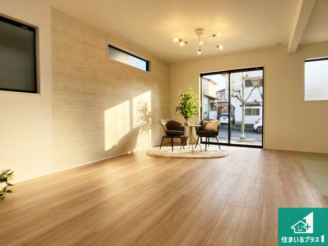 神戸市西区福吉台　新築一戸建ての居間・リビング|日当たり良好の明るいリビングで朝の目覚めもスッキリできそう！対面キッチンでご家族のコミュニケーションも自然と増える設計！小さなお子様が遊ぶスペースを作っても広々とくつろげるLDK！