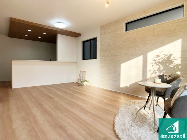 神戸市西区福吉台　新築一戸建ての居間・リビング|リビングと統一感があり、使い勝手のいいキッチン。広々としているので、二人並んで作業が出来ちゃいます。お子様と一緒に色々なお料理に挑戦できるスペースがあります。