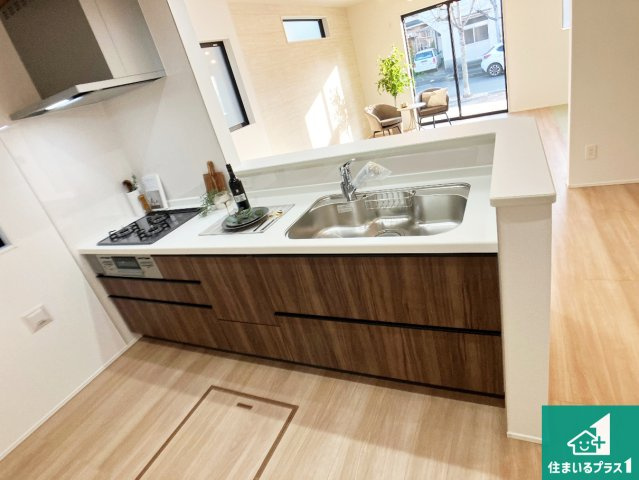 神戸市西区福吉台　新築一戸建てのキッチン|シンプルなリビングは、観葉植物等のインテリアを楽しめますね！パパ好みにも、ママ好みにも家具次第で雰囲気を変えることができます！