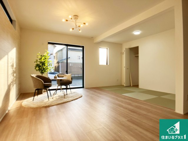 神戸市西区福吉台　新築一戸建ての居間・リビング|リビングと統一感があり、使い勝手のいいキッチン。広々としているので、二人並んで作業が出来ちゃいます。お子様と一緒に色々なお料理に挑戦できるスペースがあります。