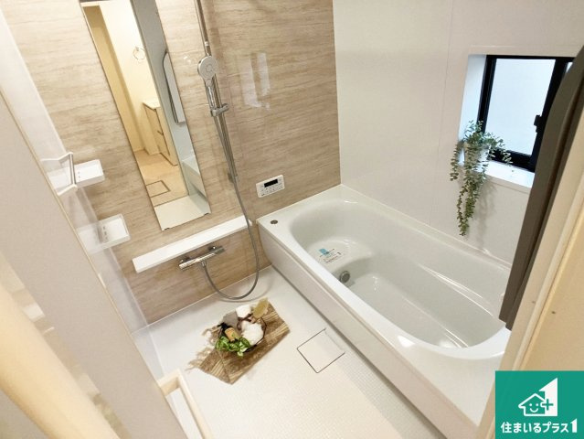 神戸市西区福吉台　新築一戸建ての浴室|足をゆったり伸ばして寛げる浴槽です。窓が設けられていますので差し込む光が明るく穏やかな雰囲気にしてくれます♪浴室乾燥機も設置しているので、雨の日の洗濯物も安心です♪