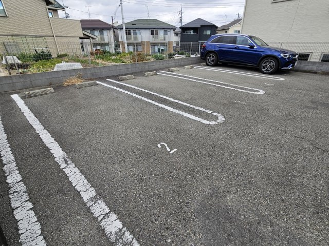 フィカーサ大久保の駐車場
