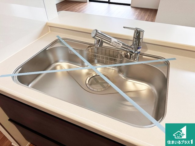 神戸市西区持子　第3期　新築一戸建ての独立洗面台|清潔感のある洗面台です。フラットな鏡は掃除がしやすく毎日清潔！ホースは引き出して使えるので洗顔やお掃除の際に便利です！