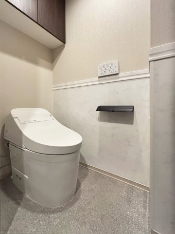 オート洗浄等多機能付きトイレ、お掃除がしやすい腰高パネル設置