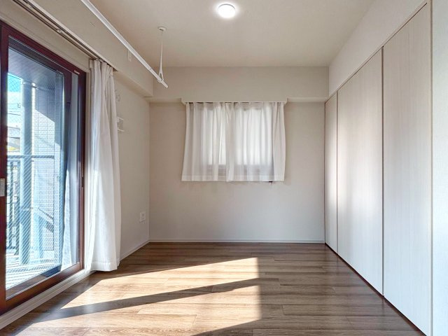 バルコニー側洋室には着脱可能な室内用物干し設置