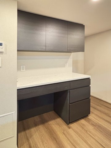 造り付のバックカウンターがスマート。