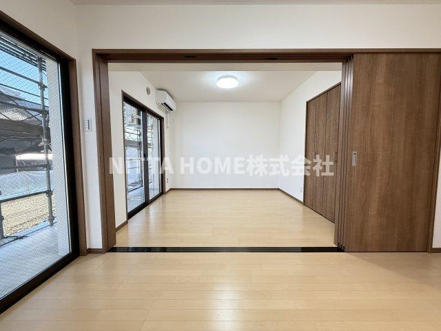 プロムナードⅢの居間・リビング|扉をあけて開放的にすることもできます◇