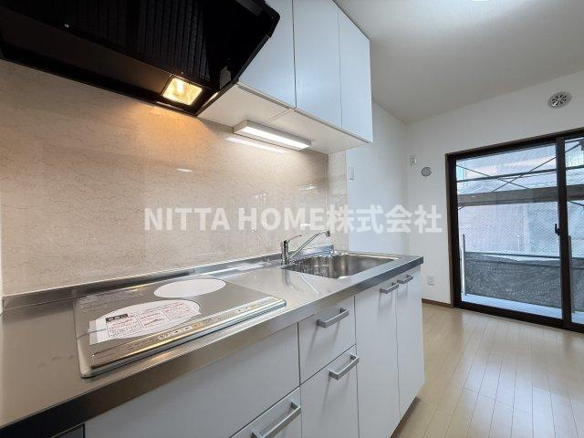 プロムナードⅢのキッチン|２口ＩＨコンロがついていて自炊もはかどりますね◎