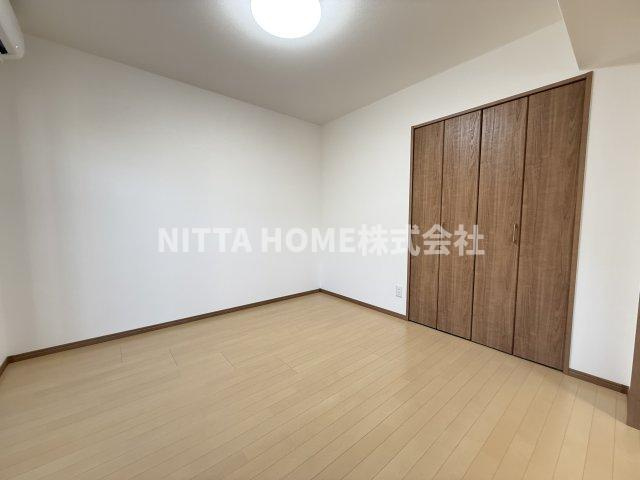 プロムナードⅢの居間・リビング|洋室にはクローゼットがついているので収納もできます◇