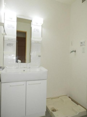 ナーシサス　ガーデンの洗面所|明るい洗面所です