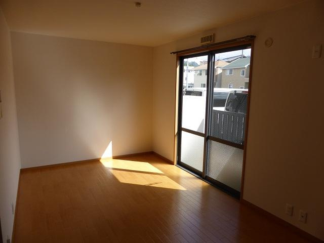 サンビレッジ府中Ｂの居間・リビング|こちらの居間で趣味の時間をお楽しみください