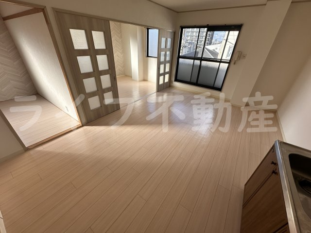 レナジア新深江　深江小学校区の居間・リビング|こちらの居間で趣味の時間をお楽しみください