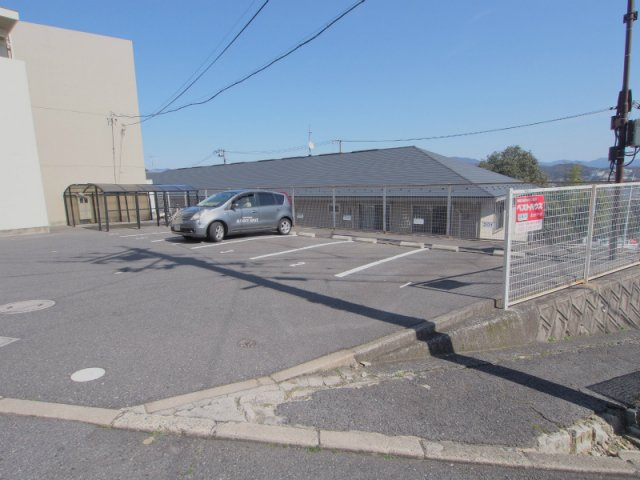 クレストビュー長束の駐車場