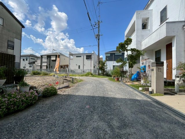 富田町5丁目　建築条件無土地の前面道路含む現地写真|開放的な角地！阪急富田駅まで歩１３分！