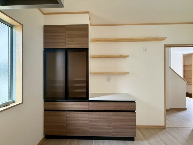 高知市南久万新築建売の収納|木目調のカップボードとオープン棚を完備。食器や家電をきれいに整理できます。