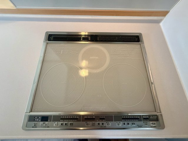 高知市南久万新築建売のキッチン|3口IHコンロ付きで同時調理もスムーズ。毎日の家事効率がアップします。