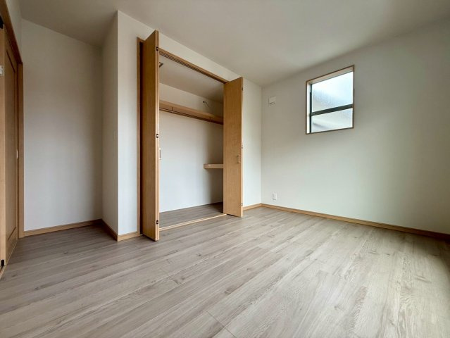 高知市南久万新築建売の洋室|シンプルな内装でインテリアも自由自在。大型収納があるので空間を広く使えます♪