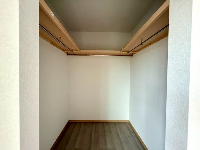 高知市南久万新築建売の収納|たっぷり収納できるウォークインタイプ。趣味の道具や日用品も収納でき、生活空間を快適に保てます。