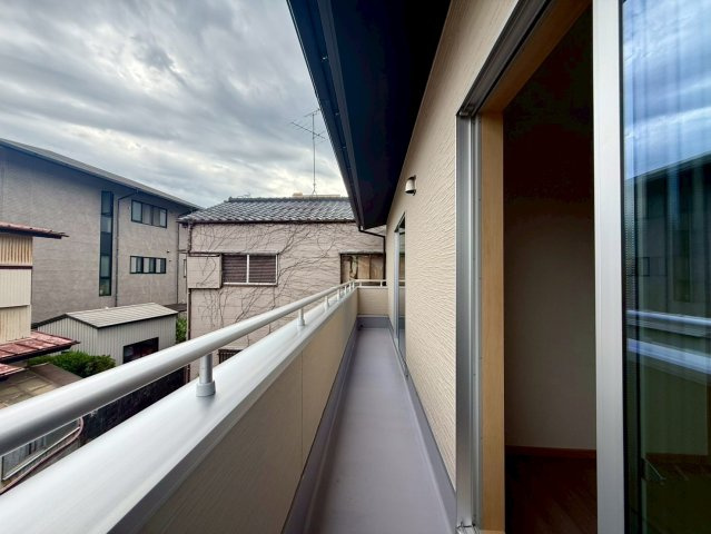 高知市南久万新築建売のバルコニー|奥行きのあるバルコニーは洗濯物や布団干しに便利。日当たりも良く、快適に活用できます。