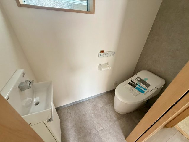 高知市南久万新築建売のトイレ|2階にもトイレを完備。朝の混雑時や来客時にも便利です。
